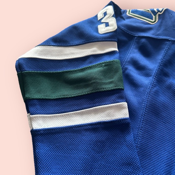 Youth NHL Vancouver Canuck Reebok Youth Hockey Jersey Henrik Sedin #33 Captain - Picture 4 of 9